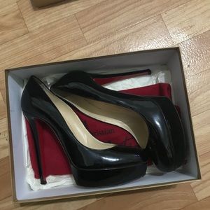 Size 40 Louboutin shoes